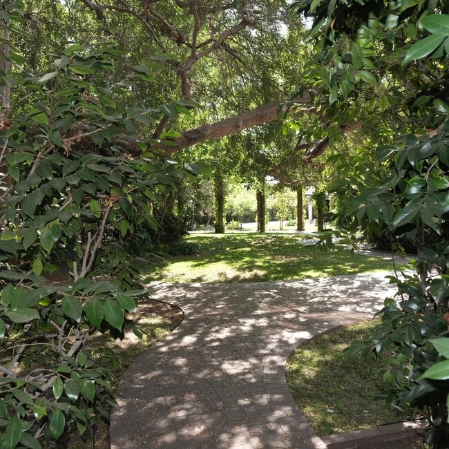 Building Photo - SPACIOUS MANSION WITH 2 PRIVATE ROOMS *FOR...