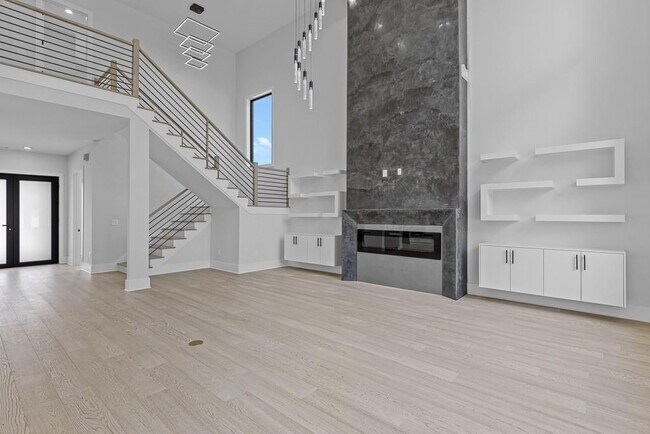 Building Photo - 555 Versailles Dr