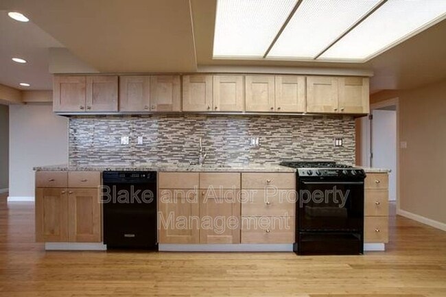 Building Photo - 4330 SW Council Crest Dr
