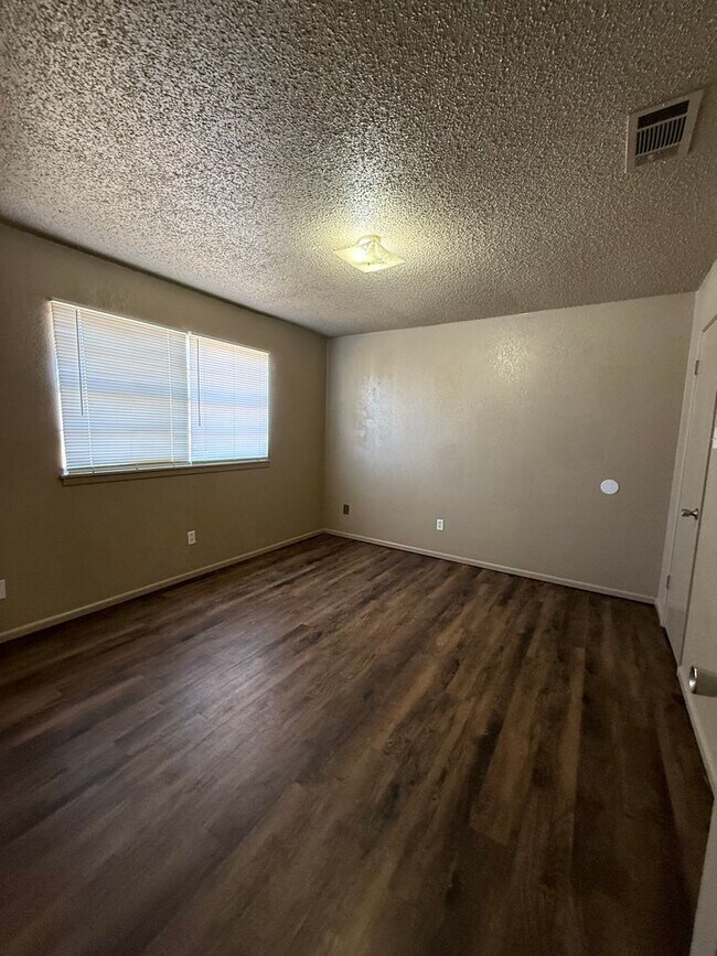 Building Photo - NorthWest Duplex