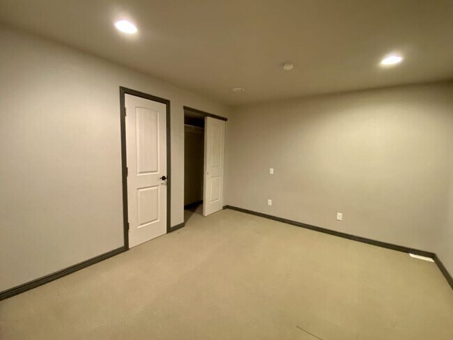 Building Photo - Spacious 4 bed 3.5 Bath in Maple Hill!