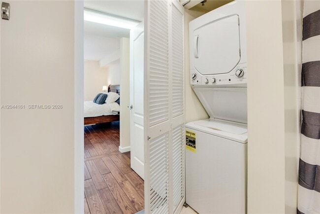 Building Photo - 1200 Brickell Bay Dr