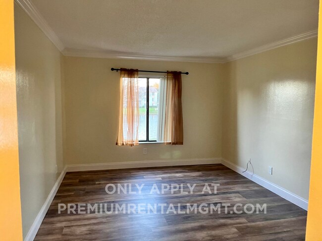 Building Photo - 1 Bedroom 2nd Floor Condo in East Orlando with Laminate Flooring and Scenic Balcony View!
