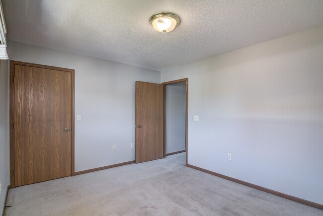 Building Photo - 3203 Oak Knoll Dr