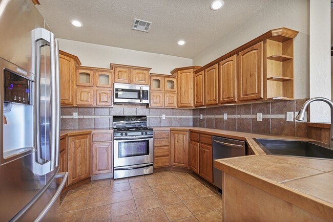 Building Photo - Spacious 4 Bedroom 2 Bath House near Restaurants