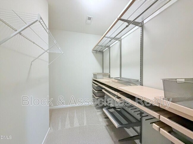 Building Photo - 565 Grand Central Sta