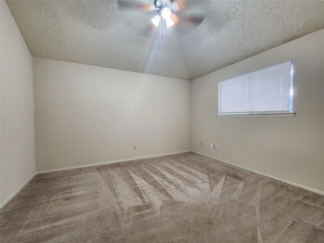 Building Photo - 21227 Park Mt Dr