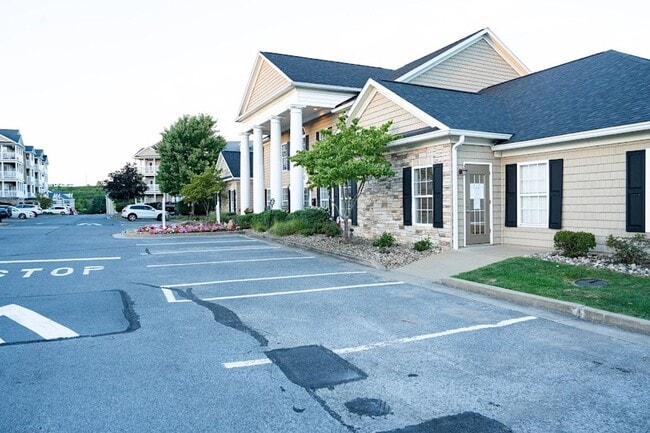 Building Photo - 4 bed/3.5 bath Townhouse in Suncrest Village - July 27th