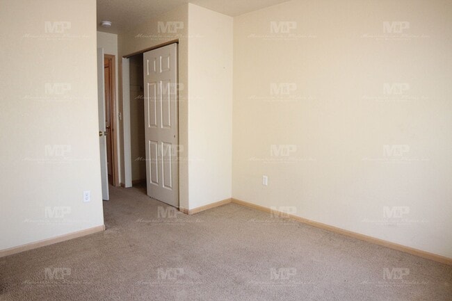 Building Photo - 2036 Glenmoor Dr