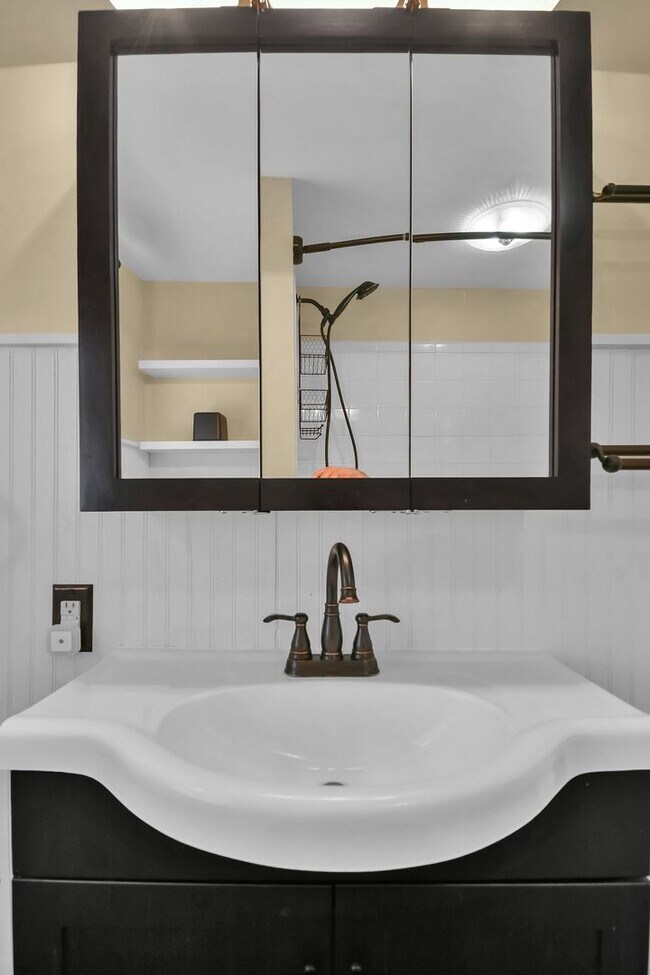 Building Photo - 626 E Jenkins Ave