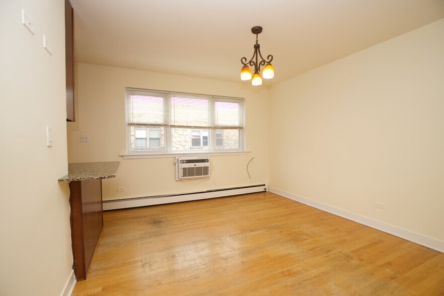 Building Photo - 675 W Wrightwood Ave