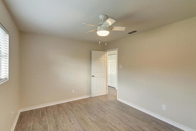 Building Photo - 1106 Bradshaw Dr