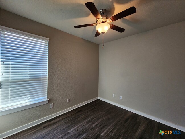 Building Photo - 549 Creekside Frst