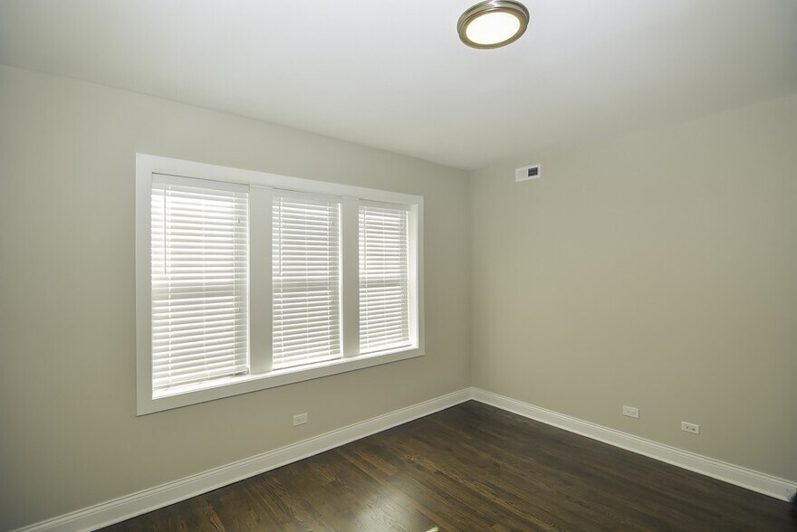 Building Photo - 2230 N Sawyer Ave