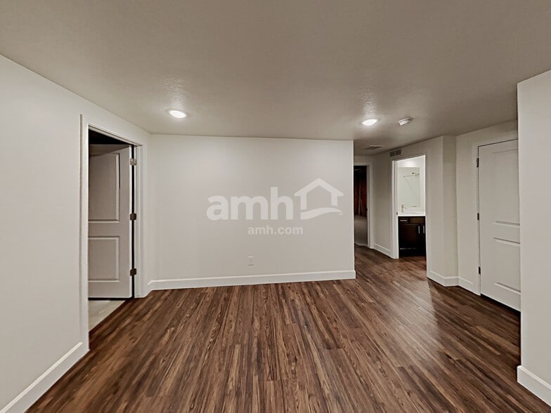 Building Photo - 2151 E Silverado Ln