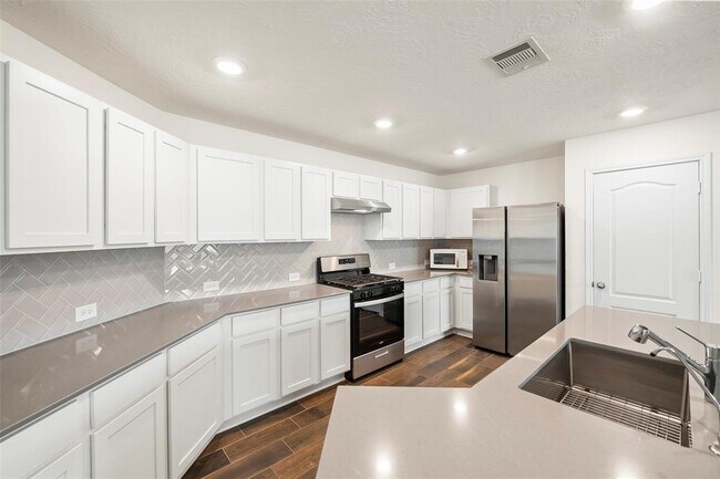 Building Photo - 9312 Sandoval Cir