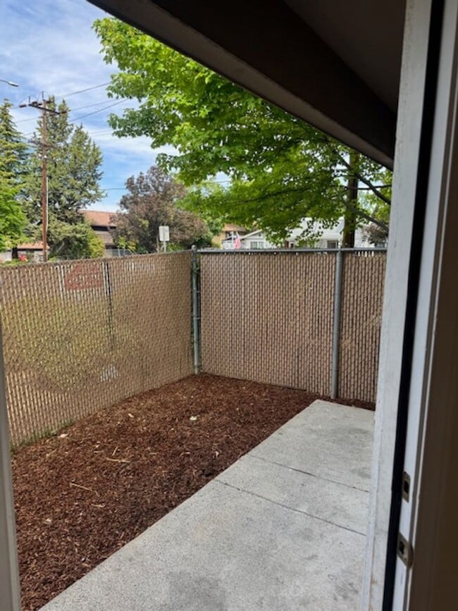 Building Photo - COMING SOON - 3 BEDROOM TOWNHOME W/ GARAGE- FRESH PAINT AND NEW FLOORING