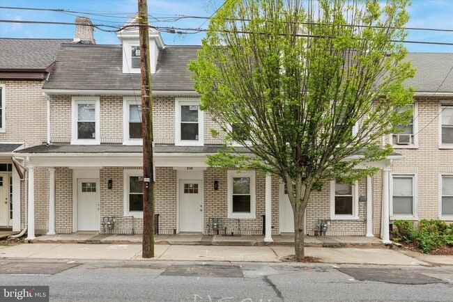 Building Photo - 232 Main St