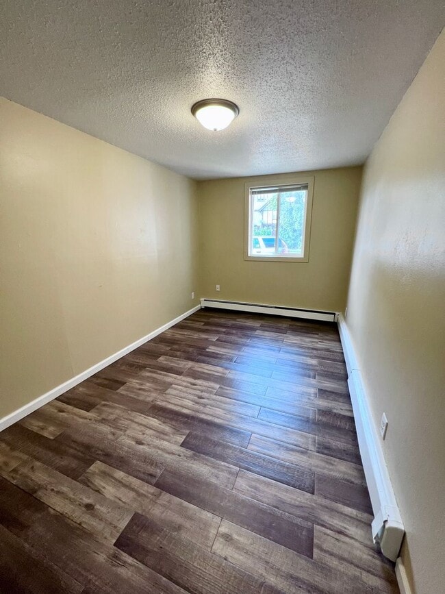 Building Photo - Renovated 2 Bedroom Apartment - AVAILABLE ...