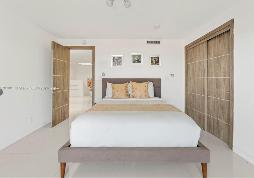 Building Photo - 7504 W Treasure Dr