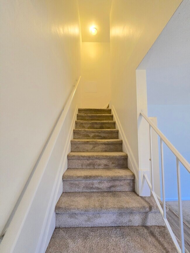 Building Photo - SPACIOUS 4 BED/2.5 TOWNHOME IN GREAT NECK!...