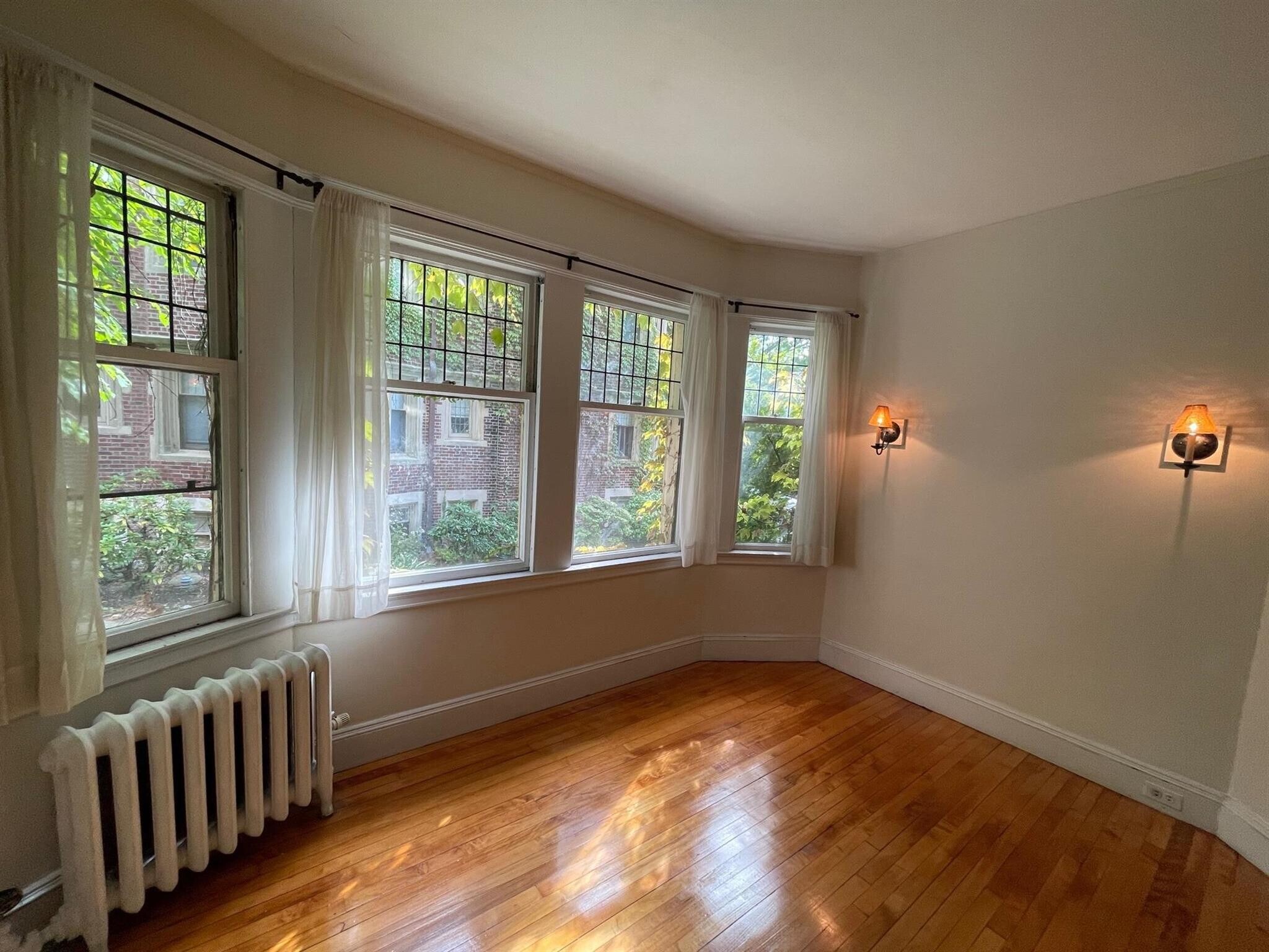 Building Photo - 10 Dana St