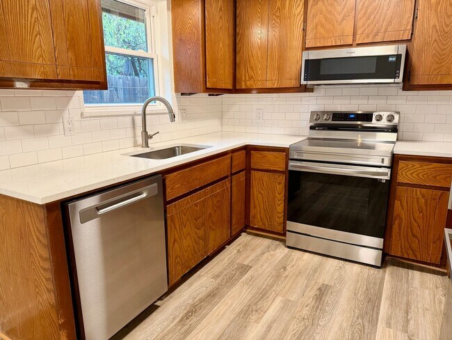 Building Photo - Super cute 2 bed 2 bath 2 car garage