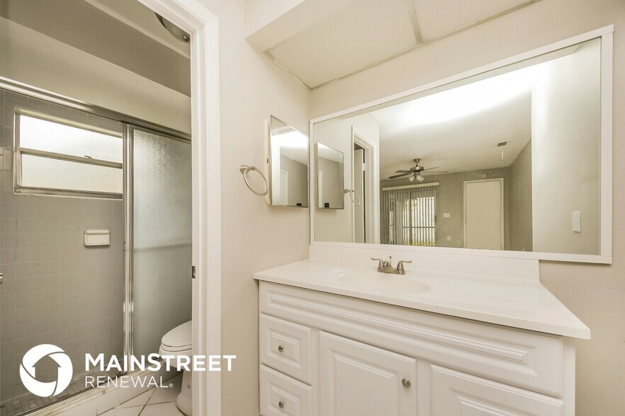 Building Photo - 4454 Sandhurst Dr