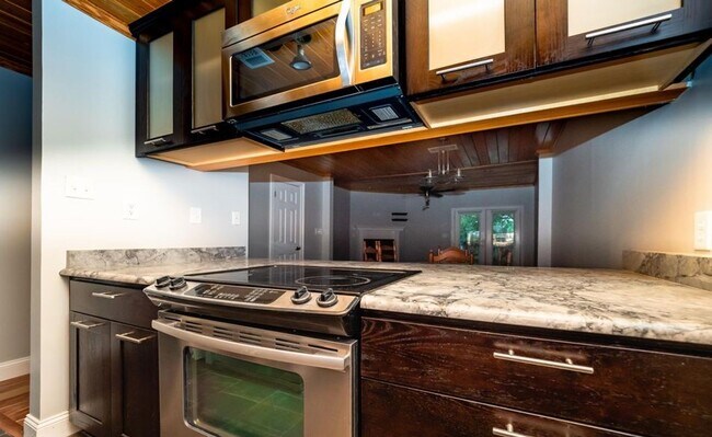 Building Photo - 807 Planters Point Dr