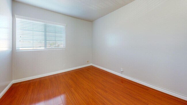 Building Photo - Spacious 5-Bedroom Family Home Available for Long Term Rent!