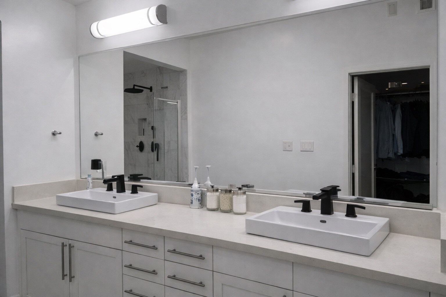 Building Photo - 300 E 4th St