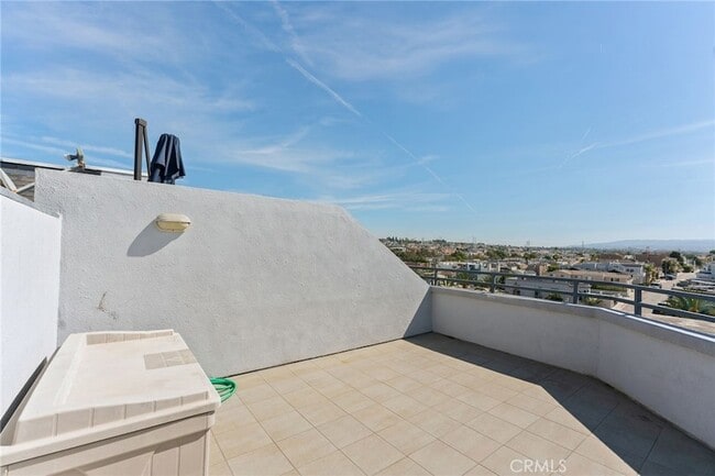 Building Photo - 1452 Loma Dr