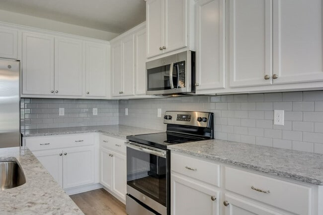 Building Photo - 445 Amesbury Dr