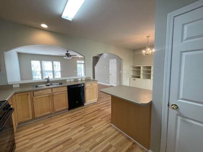 Building Photo - 804 Walnut Woods Dr
