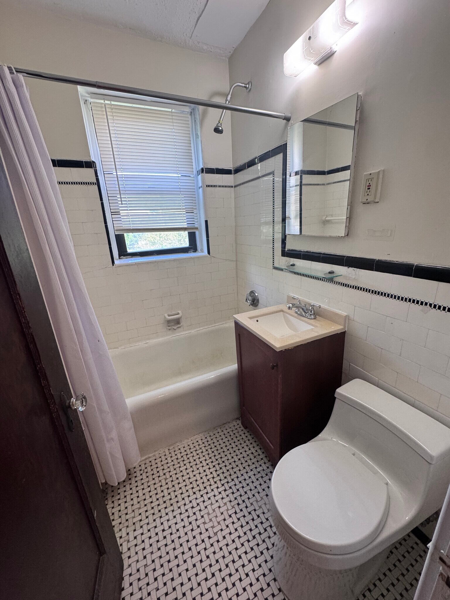 Building Photo - 349A Pleasant St