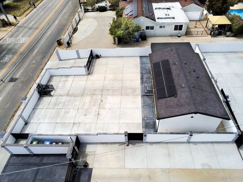 Building Photo - 13310 Glenoaks Blvd