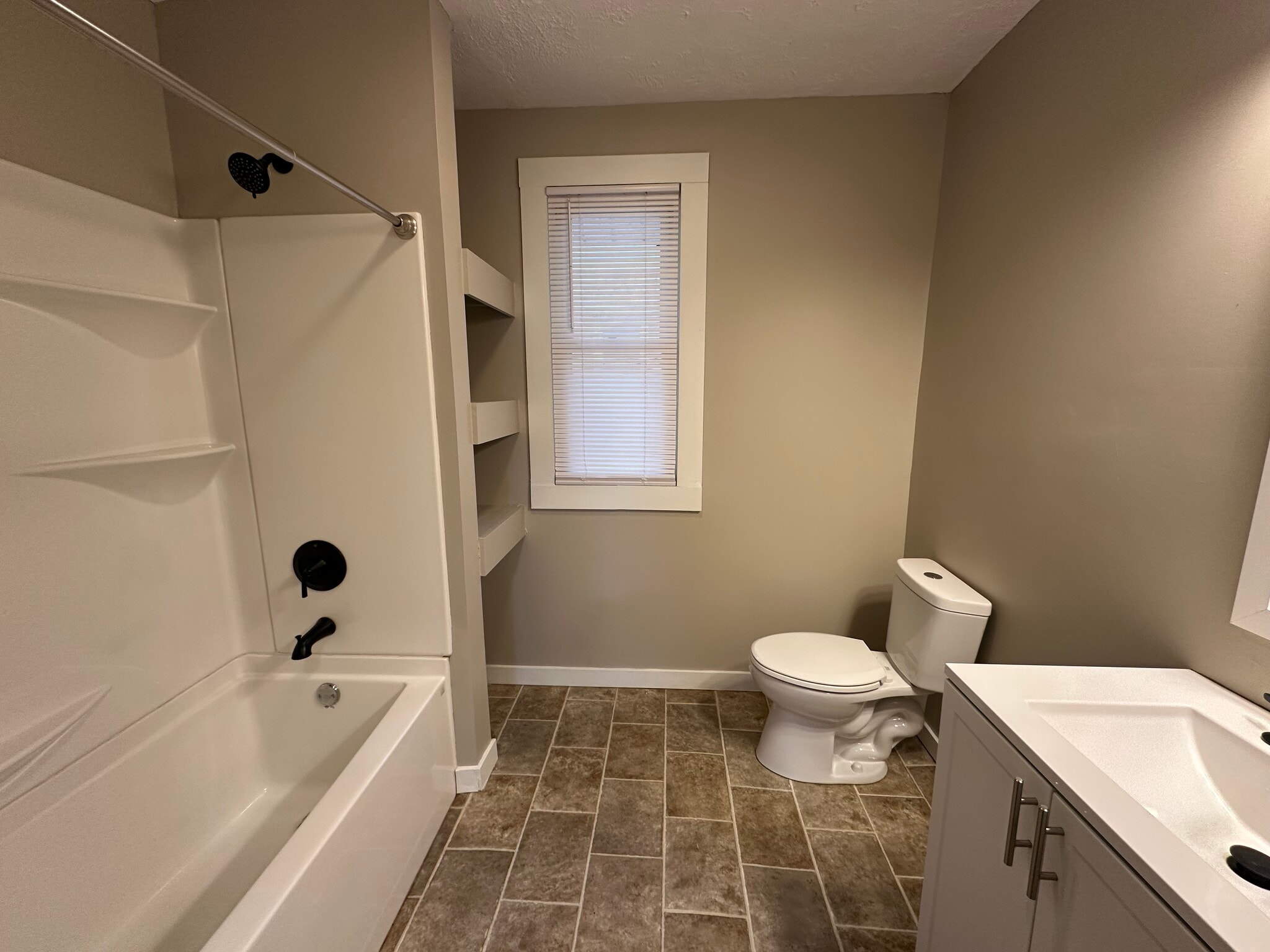 Building Photo - 424 Cherry St