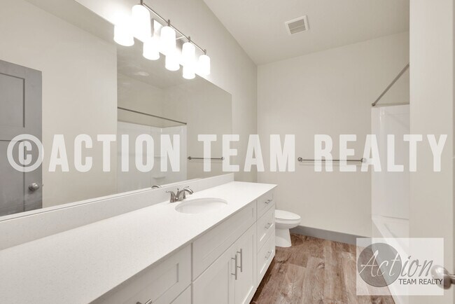 Building Photo - Townhome in Riverton!