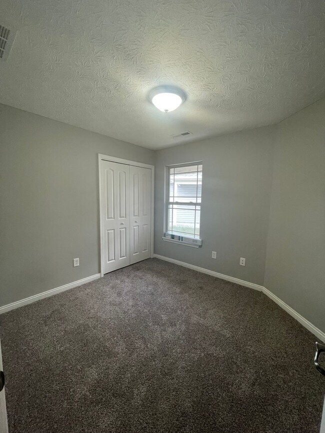 Building Photo - Three Bedroom Single Family Home - Great N...