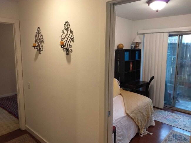 Building Photo - Charming, modern, 3 Bedroom Townhome in Ho...