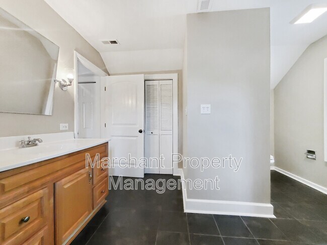 Building Photo - 111 W Hillcrest Dr