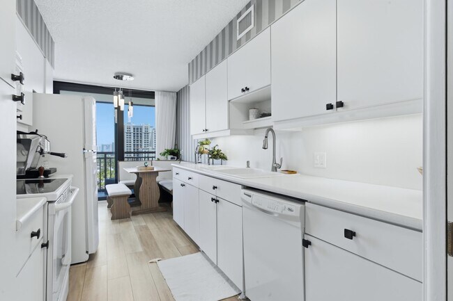 Building Photo - 3400 N Ocean Dr
