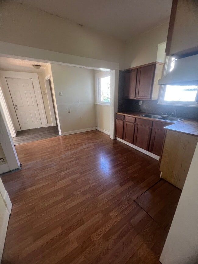Building Photo - New Listing