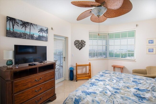 Building Photo - Seasonal Waterfront Living | Available April 15 – October 31