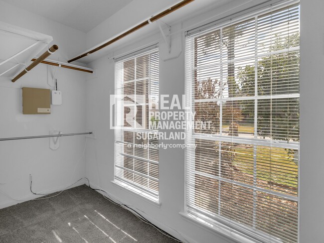 Building Photo - Executive Living in the Heart of Sugar Land
