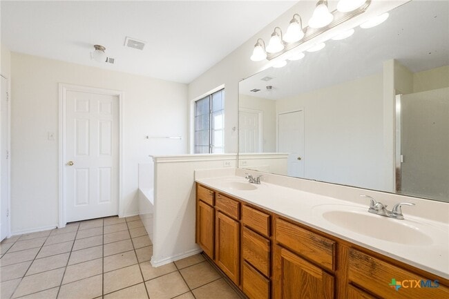 Building Photo - 4407 Golden Gate Dr