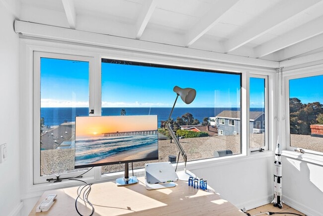 Building Photo - Oceanview Cottage Steps from Iconic Thousand Steps Beach