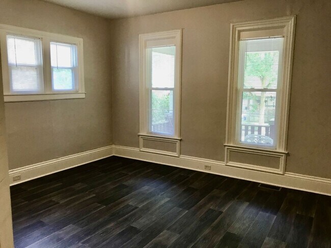 Building Photo - Updated, spacious 2 bedroom, 1 bathroom fi...