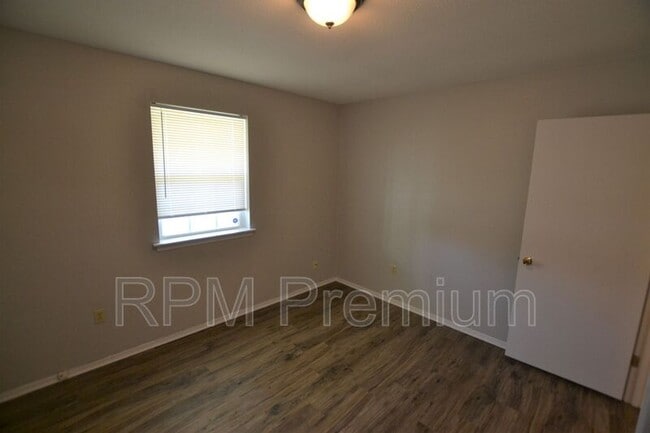 Building Photo - 209 Cypress Dr