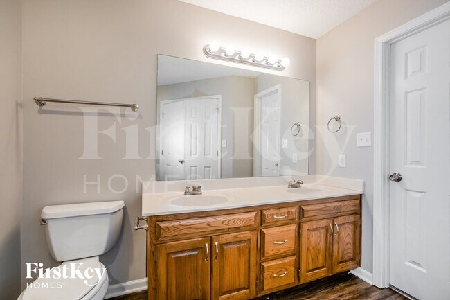 Building Photo - 1049 NE Queens Cir